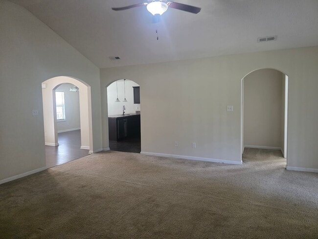 Building Photo - Nice 3 bedroom, 2 bath home with 2 car gar...