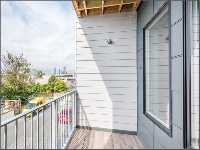 Building Photo - 2 W Sixth St