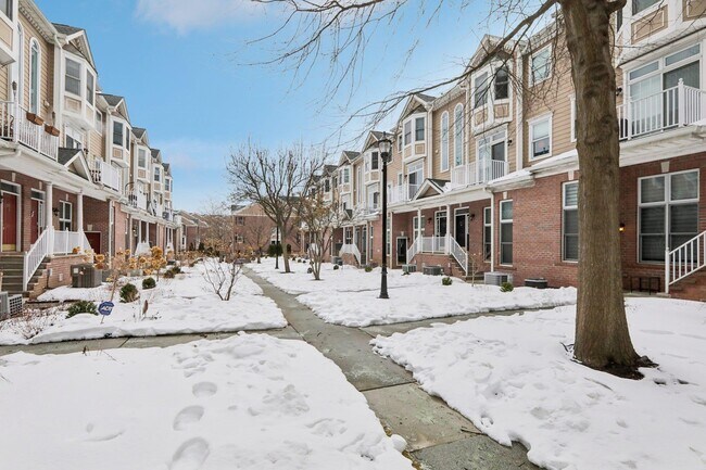 Building Photo - 273 Roslyn Ct