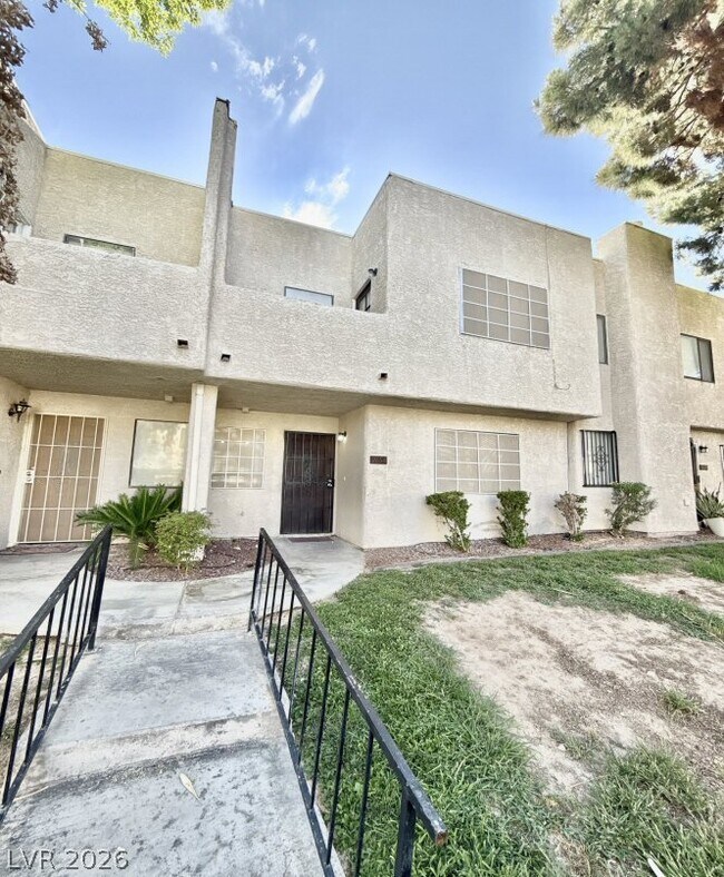 Building Photo - 2654 Aracatuba Ave