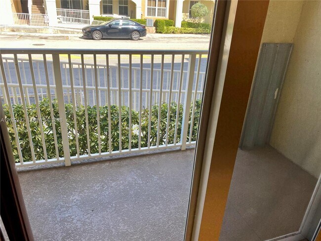 Building Photo - 8800 NW 107 Ct