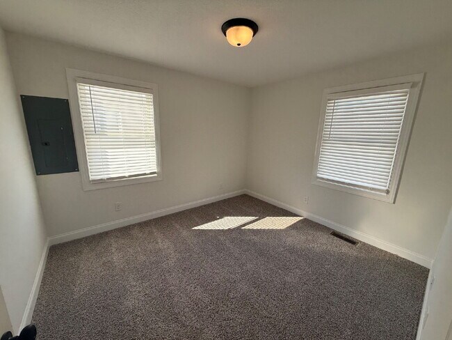 Building Photo - 15 Maple St