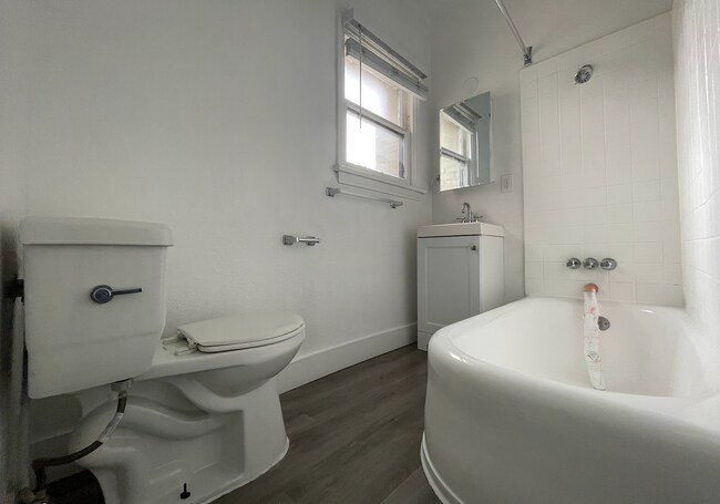 Building Photo - 1617 Normandie Ave