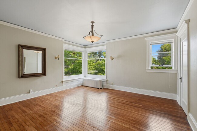 Building Photo - 5Bd/2.5Ba Everett Home