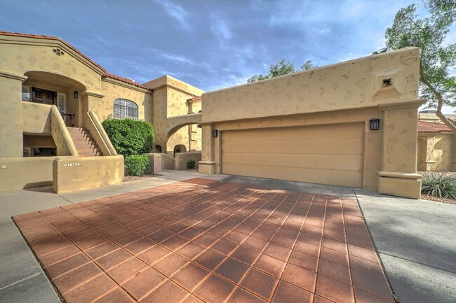 Building Photo - 6141 N 28th Pl