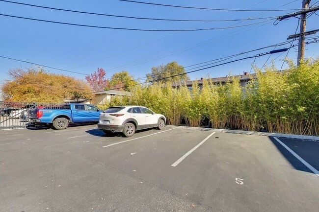 Building Photo - 1662 Hollenbeck Ave