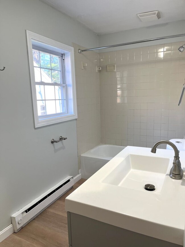 Building Photo - Rosemont Updated 2 Bedroom Unit