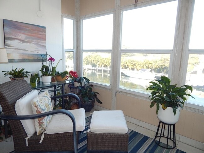 Building Photo - 2829 NE 33rd Ct