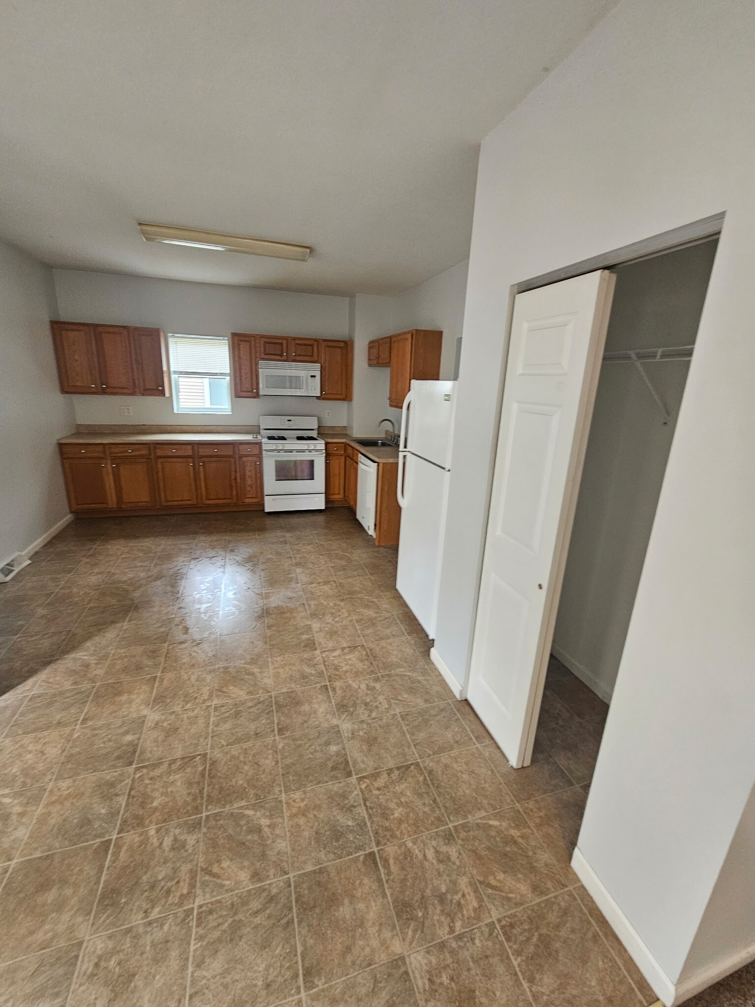 Building Photo - 1021 W 4th St