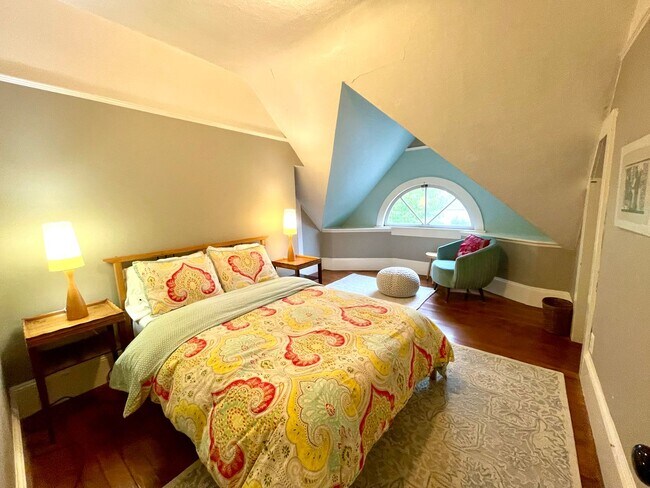 Building Photo - Pacific Grove Historical 3 Bed 2 Bath