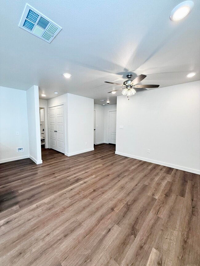 Building Photo - 1615 N Clinton Ave