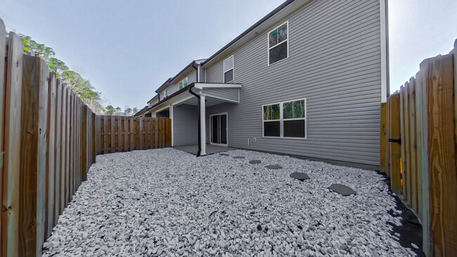 Building Photo - Like New Townhome
