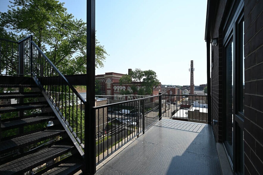 Building Photo - 3008 W Belmont Ave