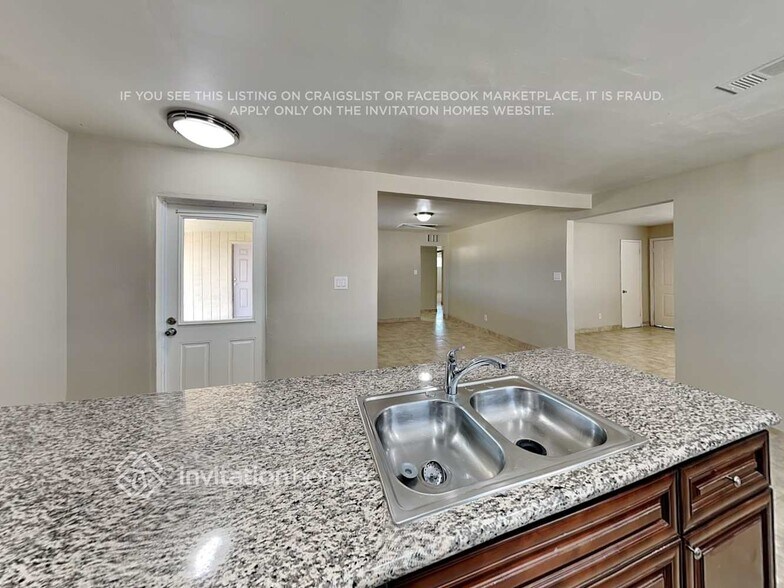 Building Photo - 2211 W Palo Verde Dr