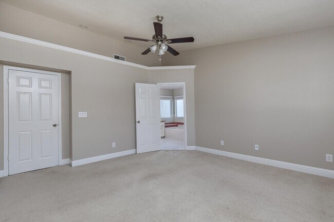 Building Photo - 953 E Buckhill Rd