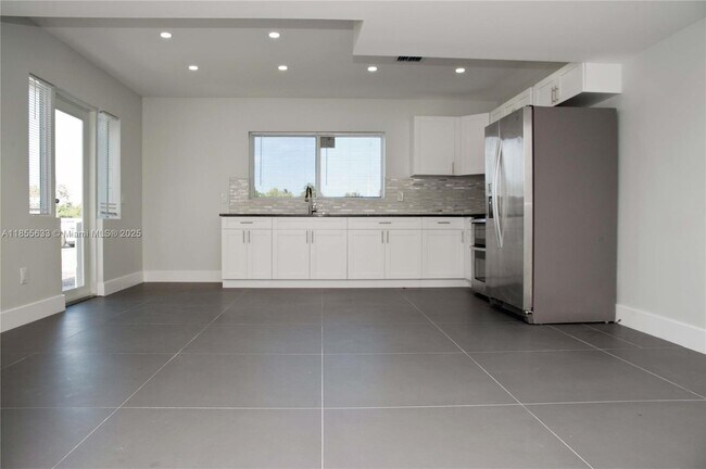 Building Photo - 4051 N Ocean Dr