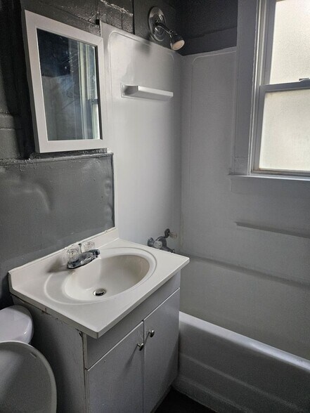 Building Photo - 1327 W Albany Pl