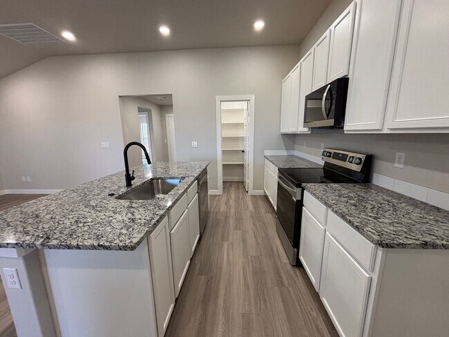 Building Photo - 4/2 Available July in Bell farms!!