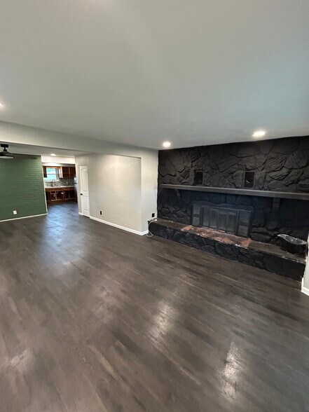 Vinyl flooring throughout - 1909 Menard Dr