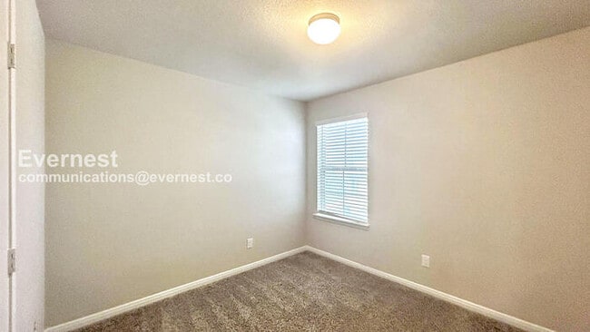 Building Photo - 5 Bed / 2 Bath Home with Fenced Yard & Garage / Pet-Friendly / Vouchers Accepted / Available Now!...