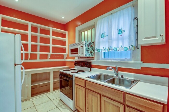 Building Photo - Beautiful Single Family house near downtown Savannah and Tybee Island