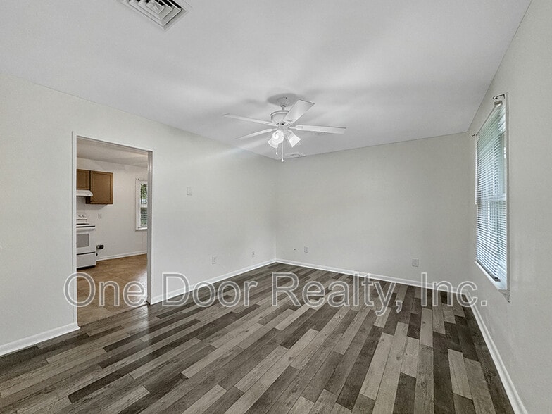 Building Photo - 105 Walker Dr