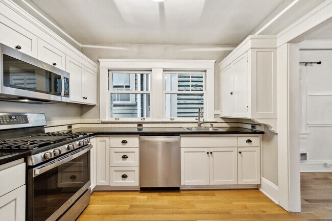 Building Photo - 118 NW King Ave