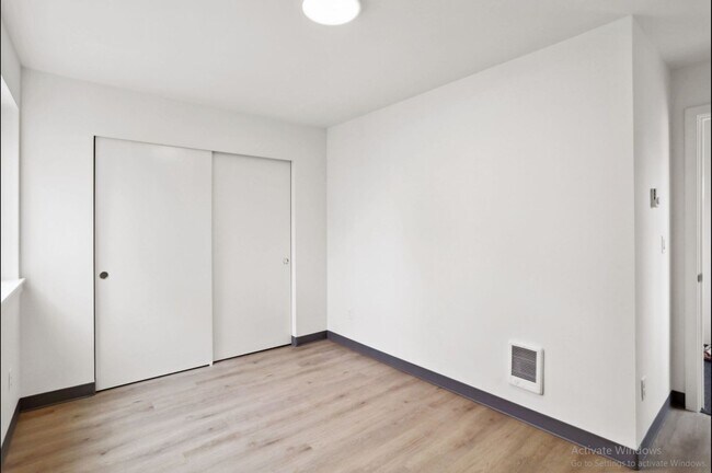 Building Photo - Spacious Townhome – Husky now leasing!