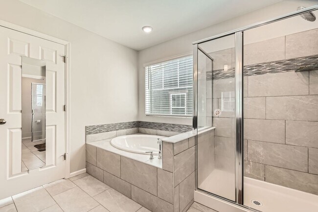 Building Photo - Wonderful 4/2.5 Home in SE Longmont. Large Rooms and Great Fenced Yard. Attached Garage.