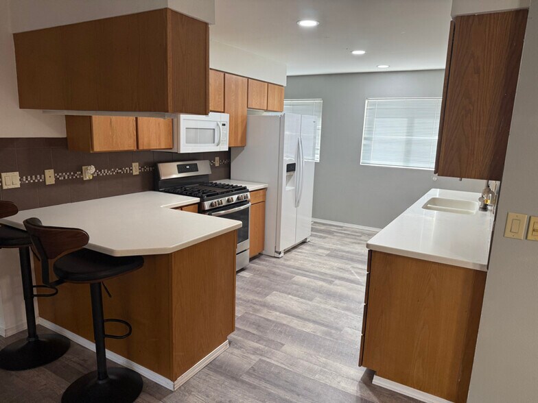 Building Photo - 6402 Fremont Dr
