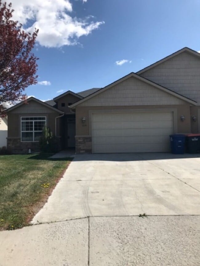 Building Photo - 1079 N College Rd W