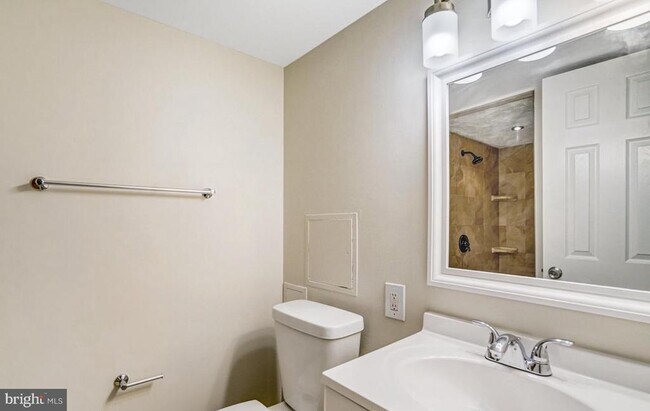 Building Photo - 3245 Rio Dr