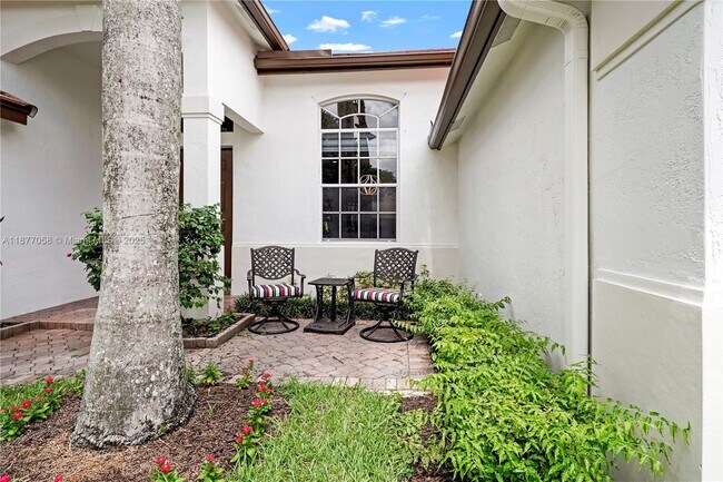 Building Photo - 2527 Jardin Dr