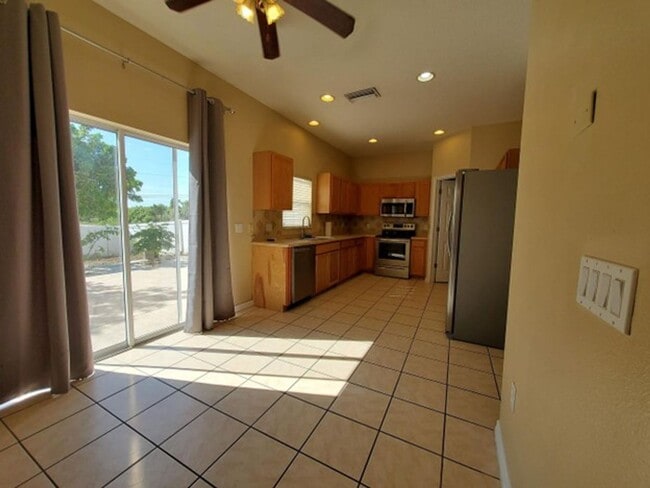 Building Photo - Available Now! Spacious 3 bedroom 2 bathroom home!!!