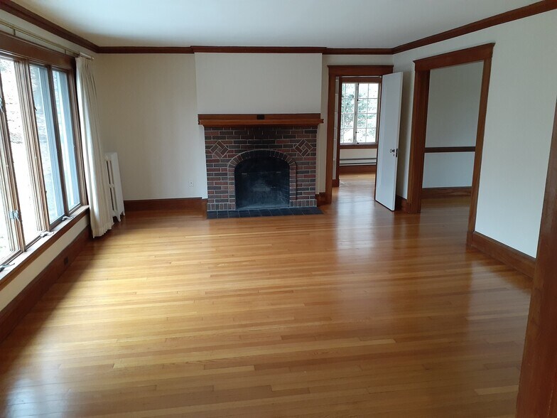 Building Photo - 67 Trowbridge Ave