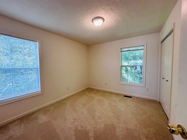 Building Photo - 3 Bedroom 2.5 Bath Townhouse