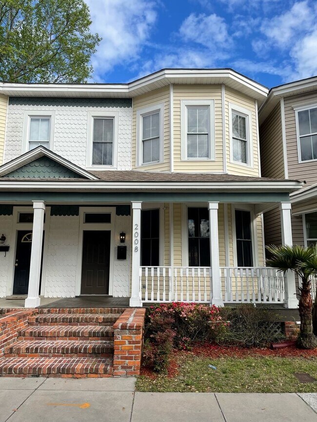 Building Photo - WALK TO STARLAND! APPLICATION PENDING