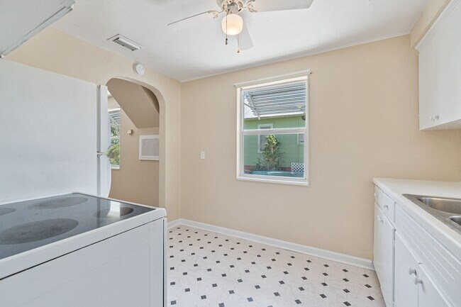 Building Photo - MOVE IN SPECIAL- Charming 2/1 Home w/ Partially Fenced Yard in St. Cloud