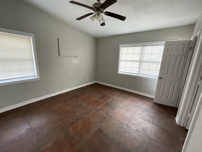 Building Photo - 1 Bed/1 Bath off Blanco