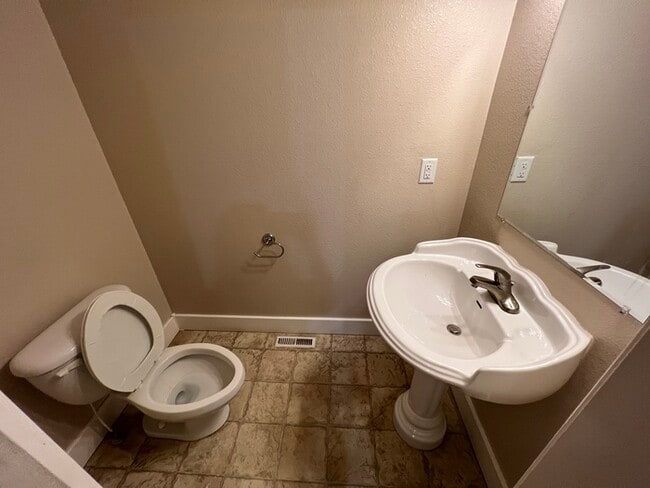 Building Photo - Great 3 bedroom in Central Meridian