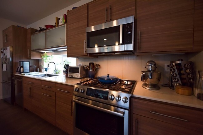 Building Photo - Fantastic 3 Bedroom Townhome w/Attached Garage and A/C in Seattle!!