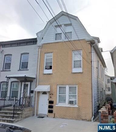 Building Photo - 676 Chestnut St
