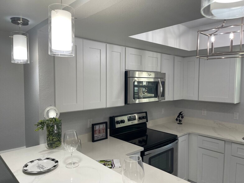 Great kitchen and baths - 152 Douglas Rd W