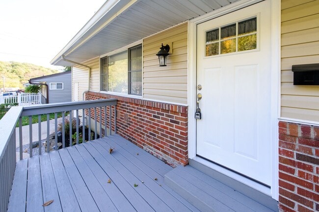 Building Photo - REMODELED BRICK & VINYL RANCH WAITING FOR ...