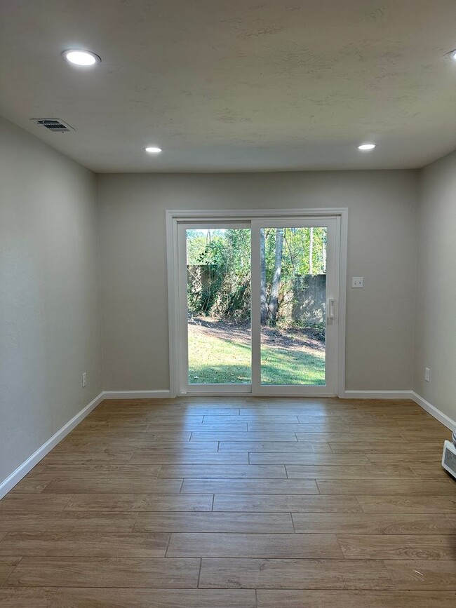 Building Photo - Newly remodeled 4/2 in the Eastgate Commun...