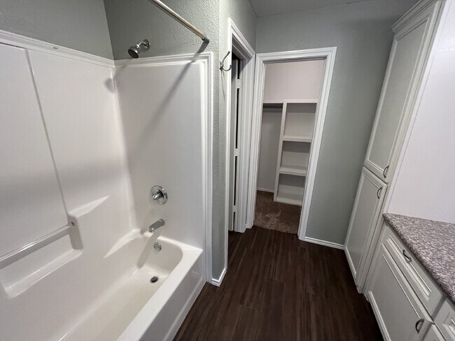 Building Photo - Spacious Unit in North Lubbock