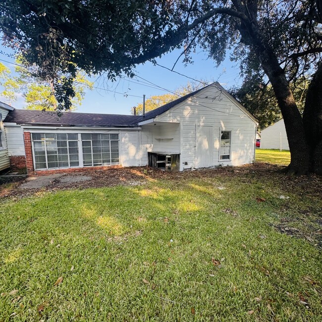 Building Photo - 3148 Alamo Ave