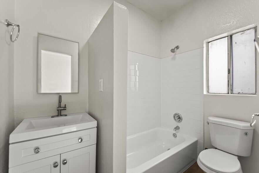 Building Photo - 5391 Huntington Dr N