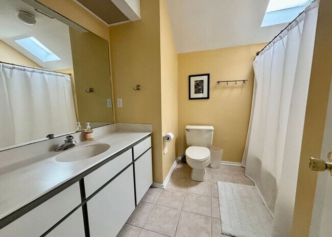 Building Photo - Available 12/16. Beautiful FURNISHED End-U...