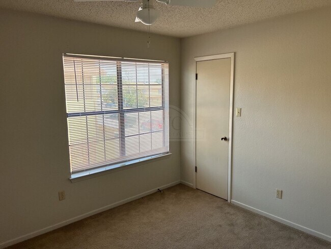 Building Photo - 3707 Hereford Ln